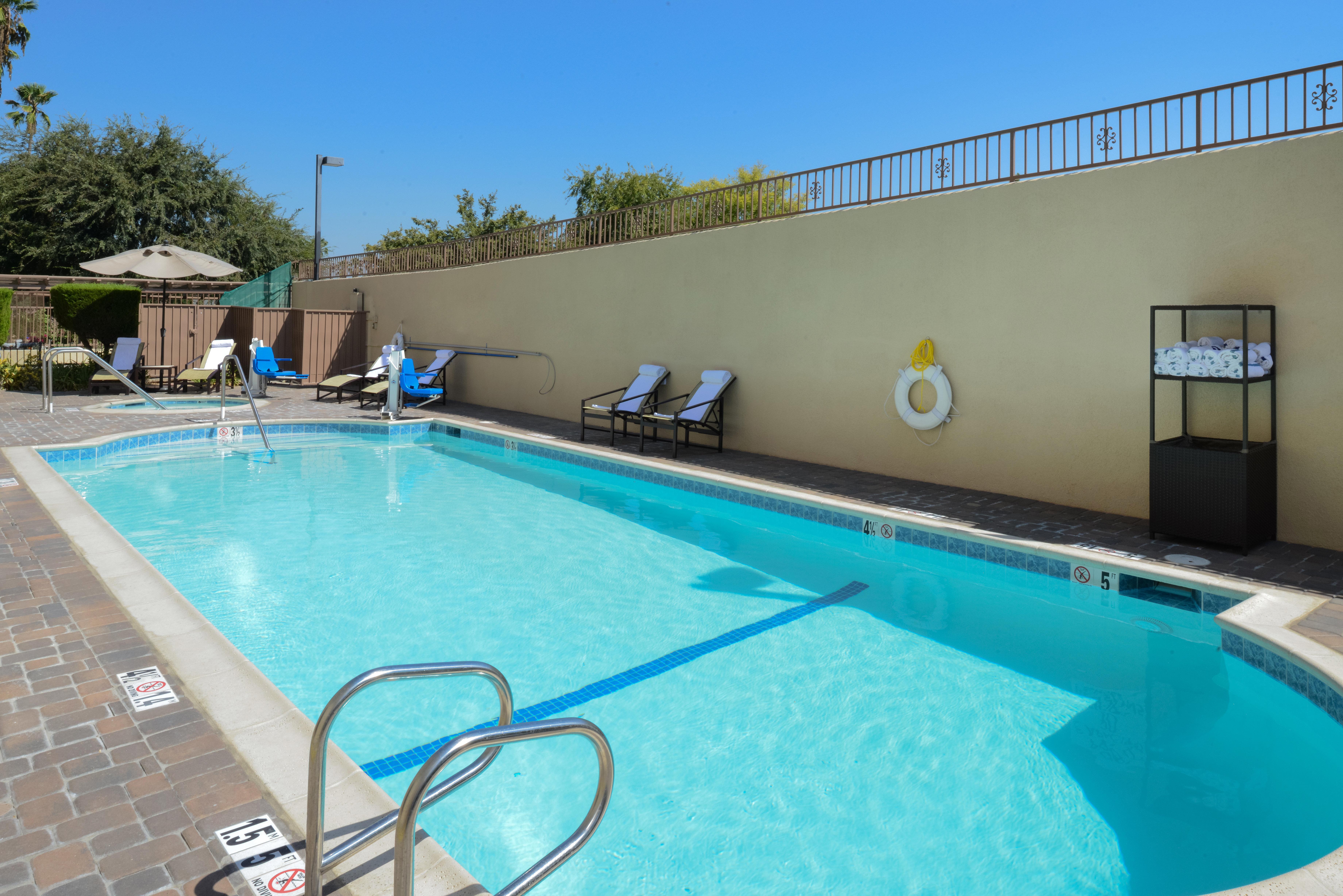 Holiday Inn Express & Suites Pasadena - Los Angeles By Ihg Eksteriør billede